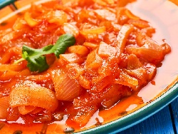 Лучен сос с доматено пюре, чили и чесън - снимка на рецептата